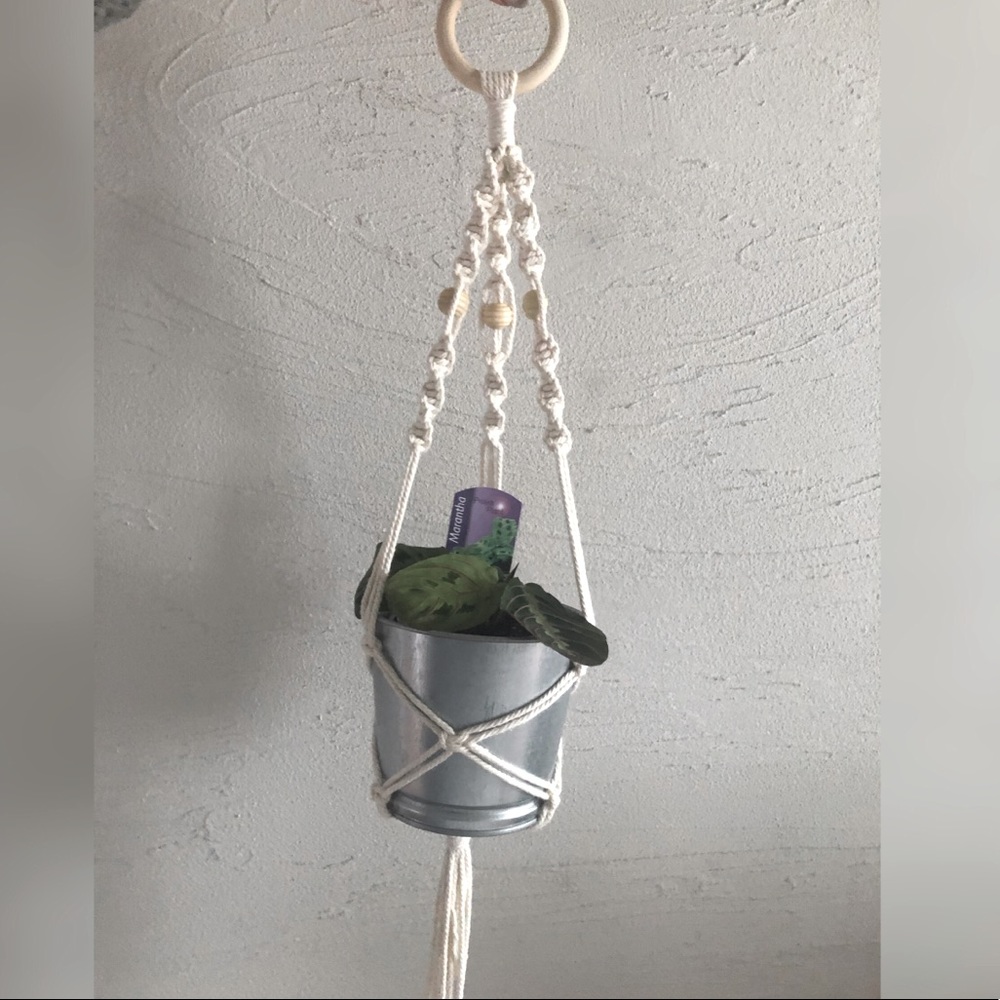 Macrame plant hanger